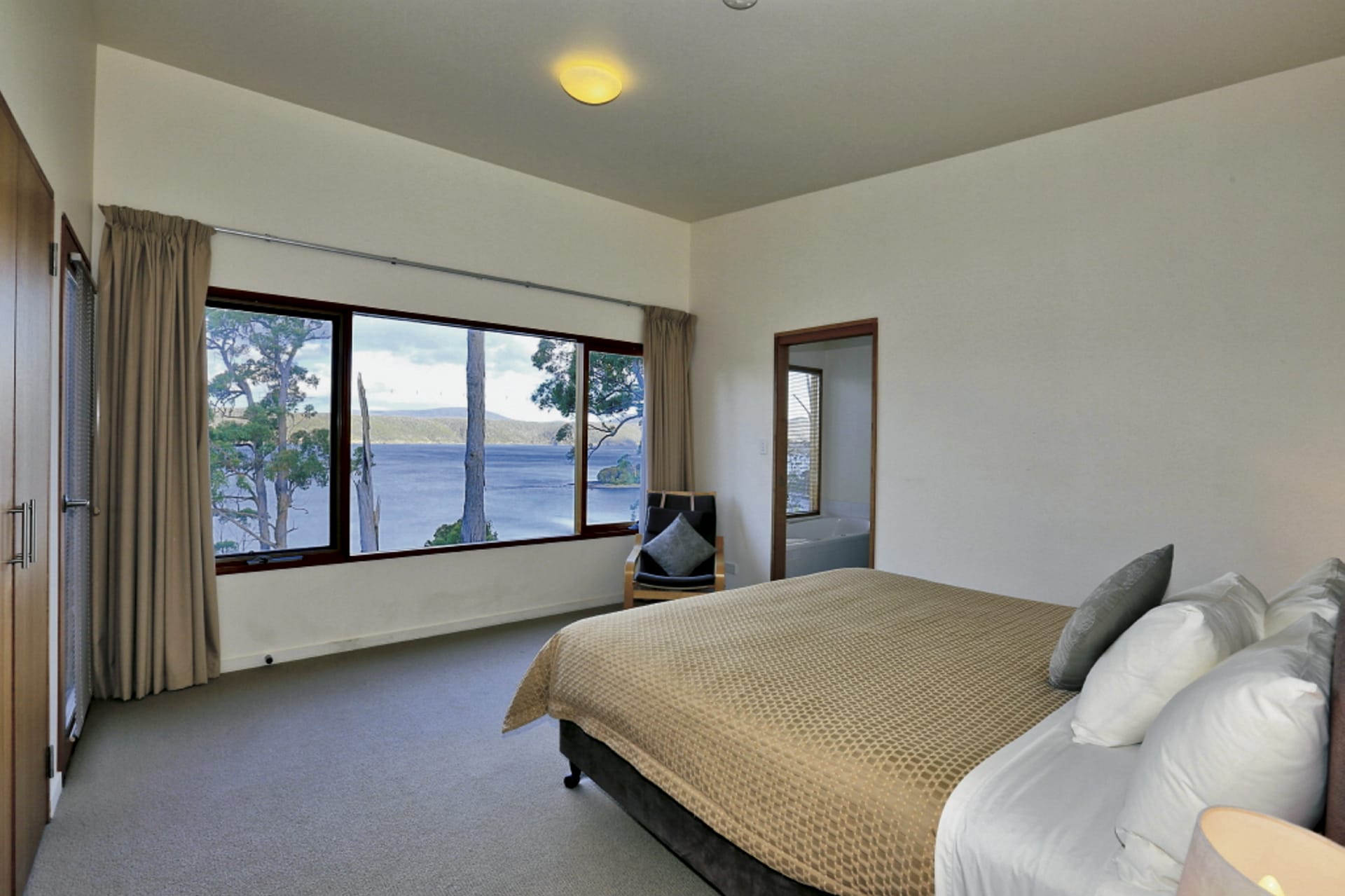 AUS_TAS_049_20150825_BR