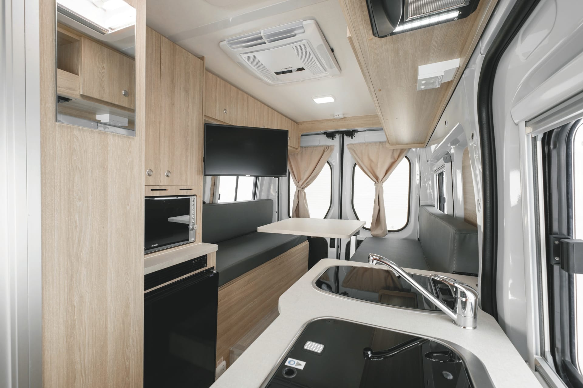 AUS_TRA_20231215_BR_25